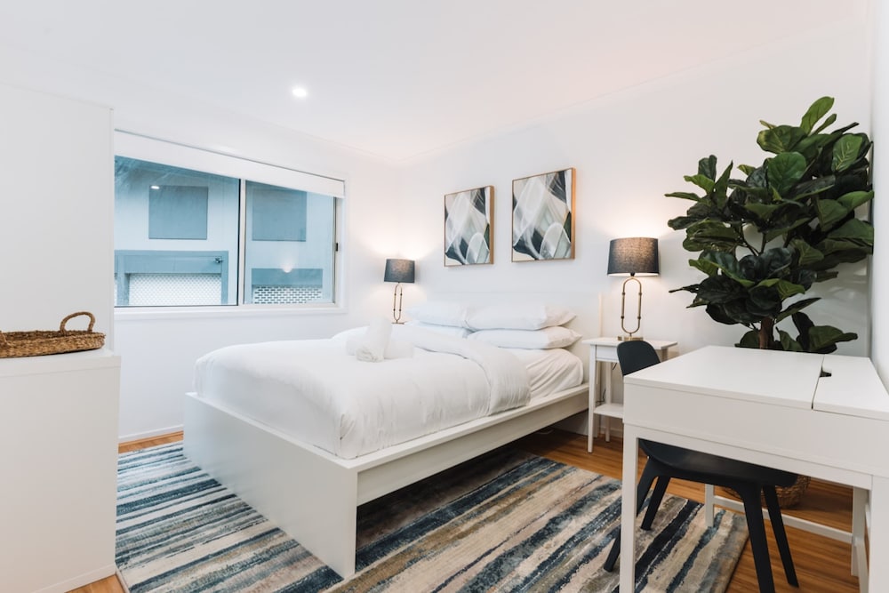Lakeside 3-bed Apartment With Jacuzzi