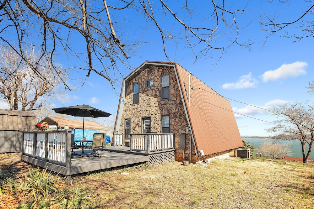Beautiful Lakeview Chateau With Stunning Views 3 Bedroom Home