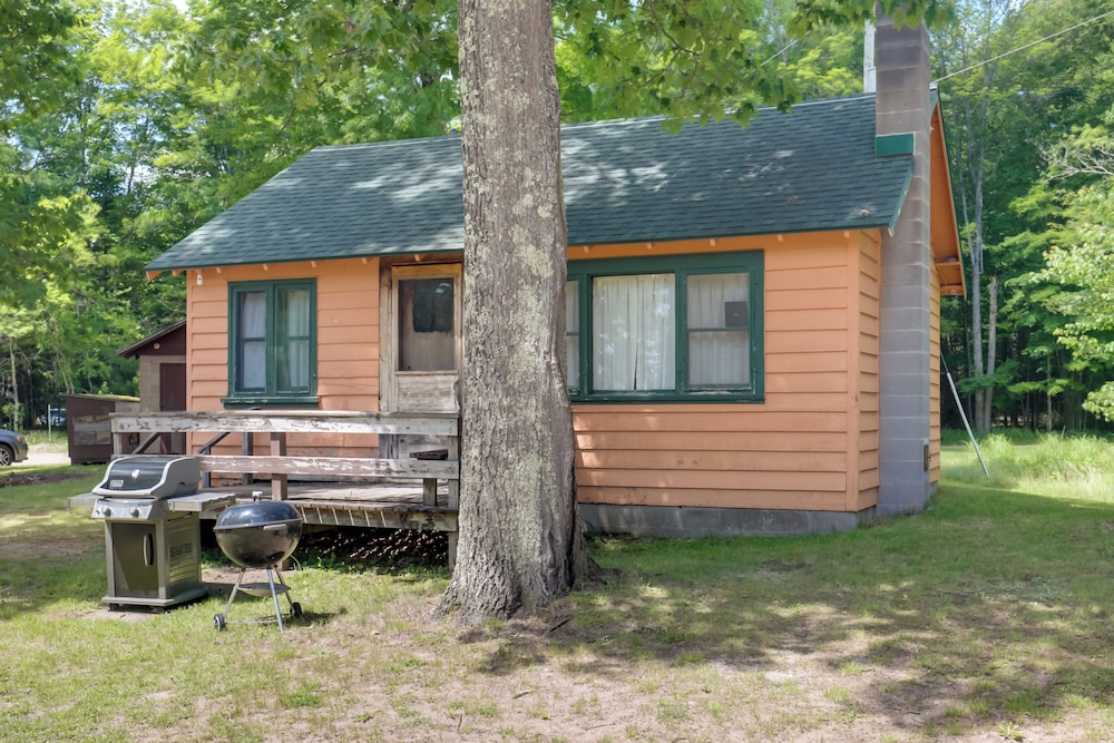 South Twin Lake Cabin w/ Dock, Steps to Water