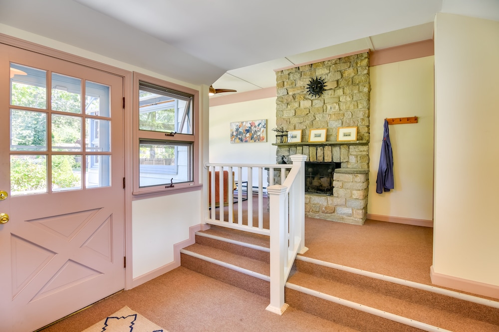 Home in Narragansett w/ Beach Access!