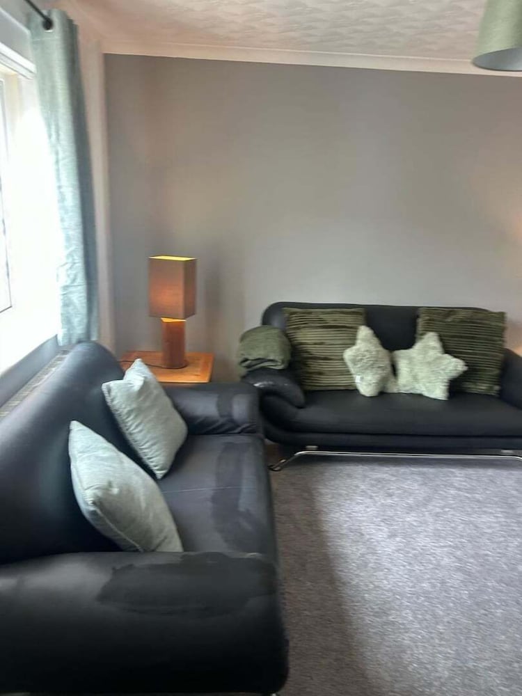 Family & Group Stay 3 Bedroom Swansea Home