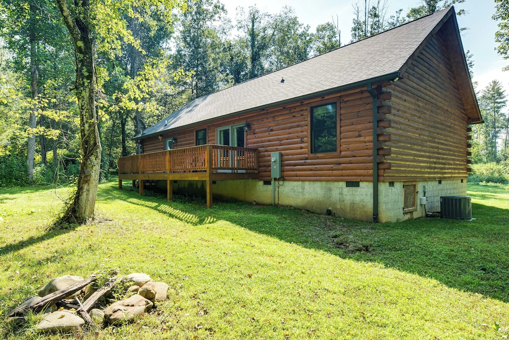 Secluded, Private! Forested Hendersonville Retreat