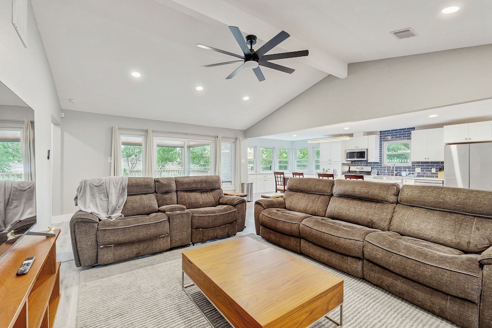 Relaxing Dog-friendly Home w/ Deck & Wifi