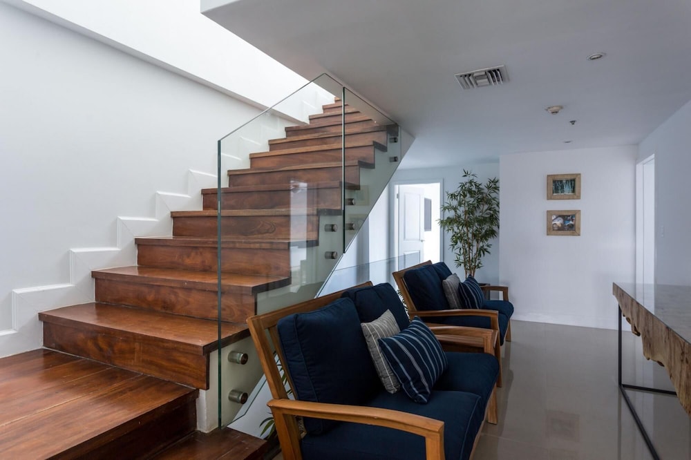 Oceanfront Penthouse 4BR w Roof Top Deck w Jacuzzi Eagle Beach