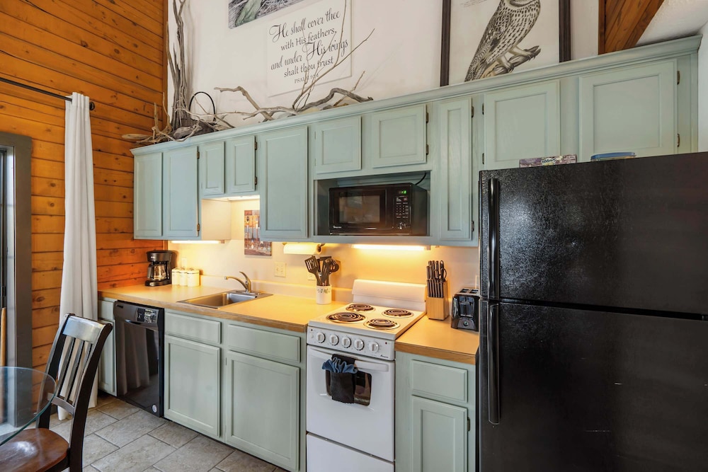 Rustic Shore Cabin Stay for 6