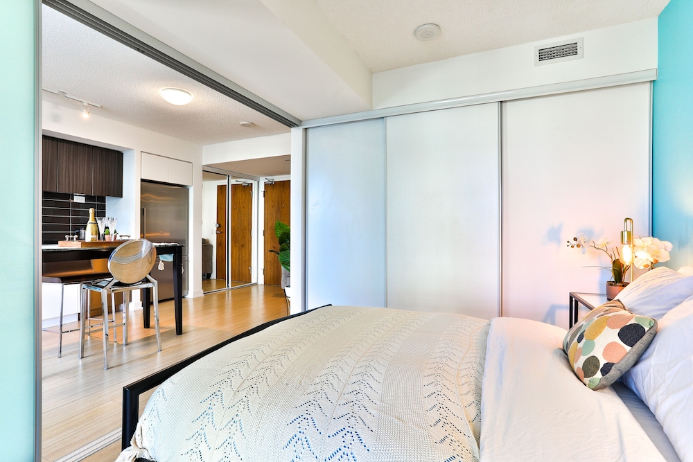 CITYPLACE 1B LUX CONDO LAKESIDE SKYDOME MTCC - Image 4