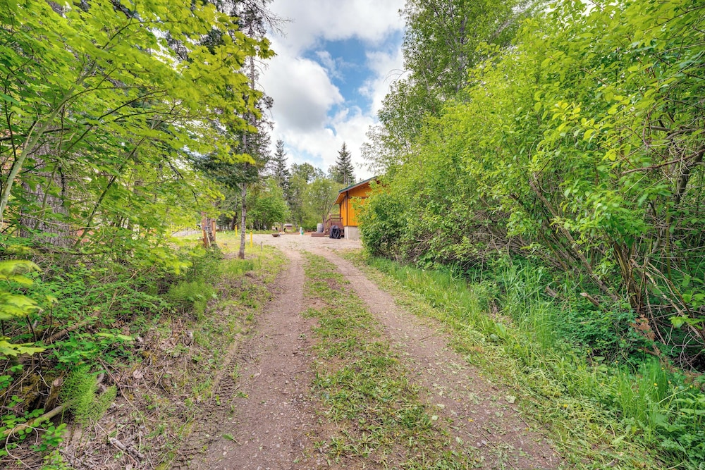 Deck & Fire Pit: Yakima River Retreat in Cle Elum