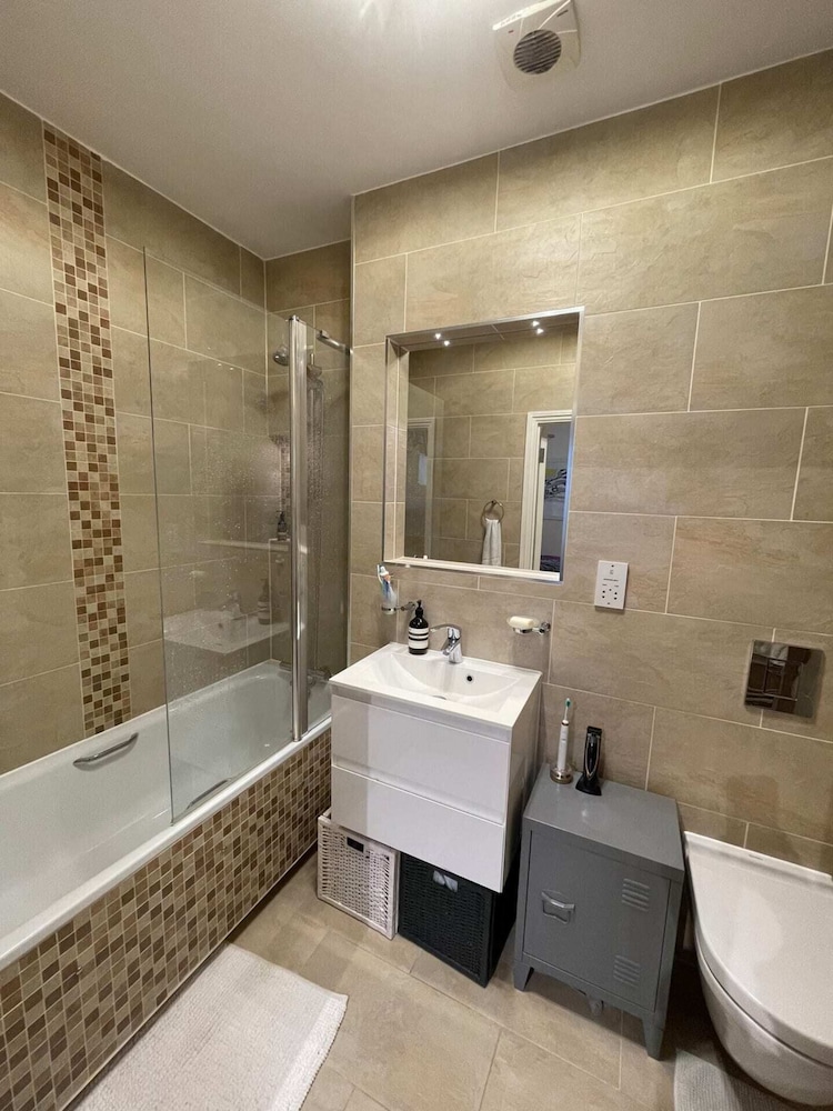 Chic Victorian Flat in Private Estate - Mile End!