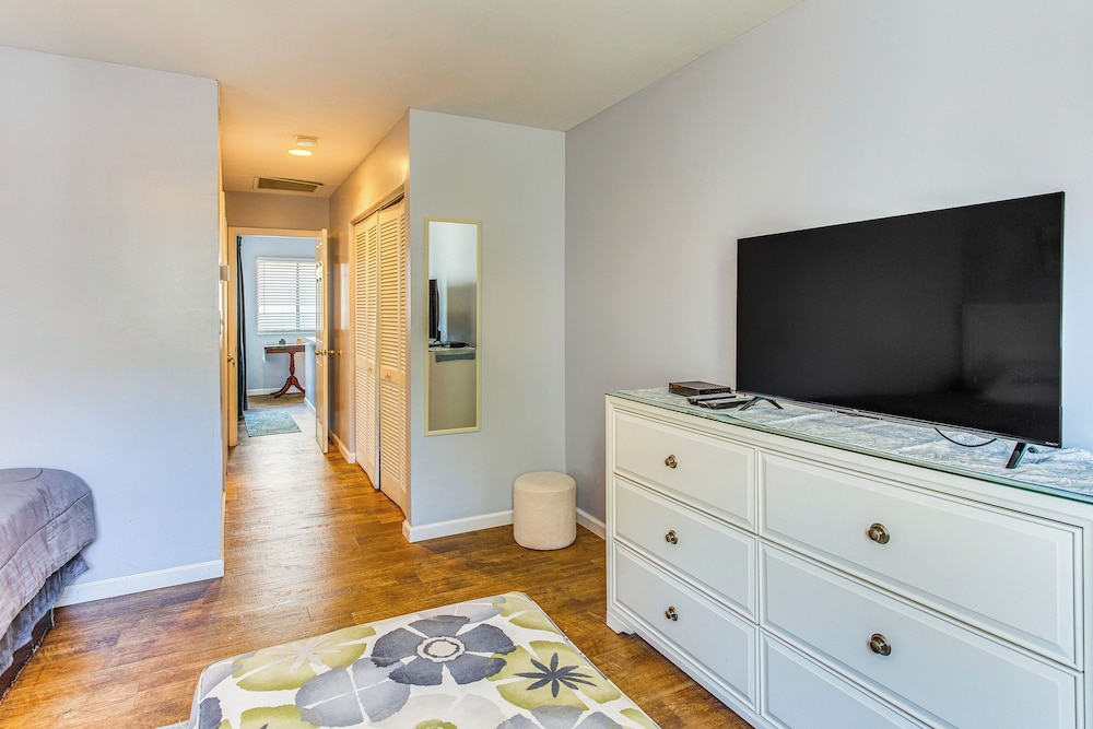 Walk to Ocean: Myrtle Beach Townhome w/ Patio
