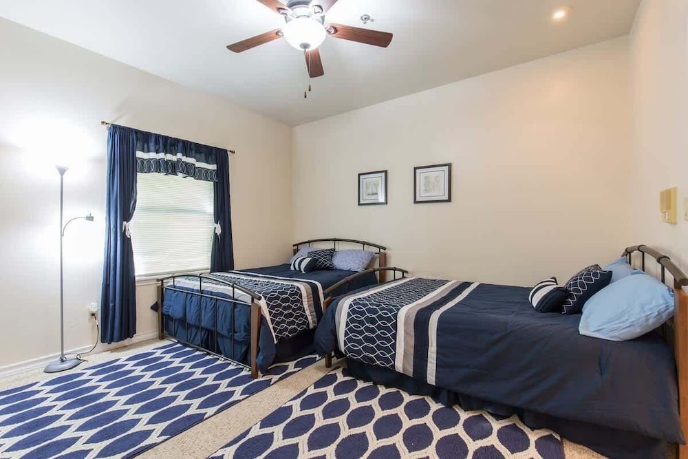 Open & Modern Pool #b Walk To Beach 2 Bedroom Condo