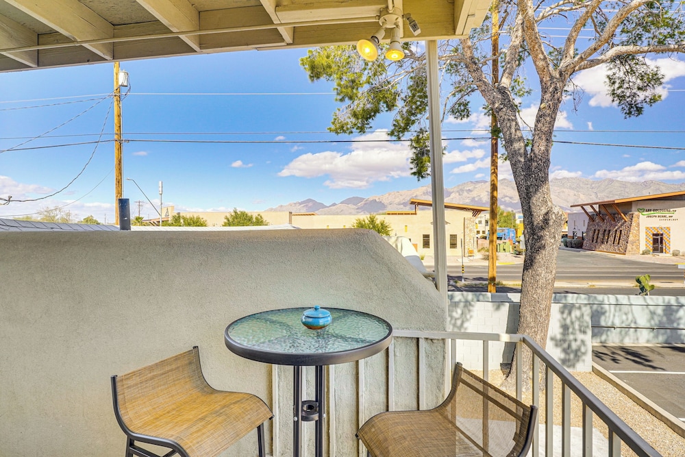 5 Mi to U of A Campus: Mtn-view Tucson Pad!