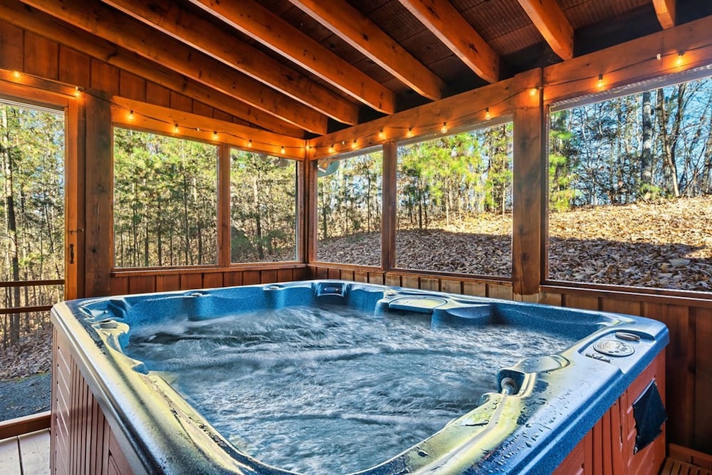 Stunning Cabin w Hot Tub Pool Table Arcades
