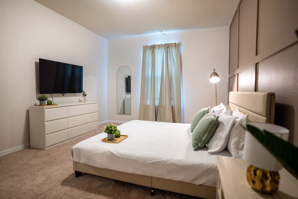 Stunning 10 Bed Home With Themed Rooms Pool