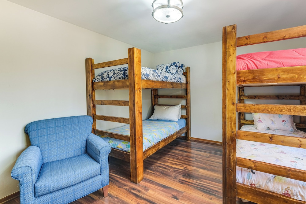 Waterfront Cabin on 32 Acres in Leesburg!