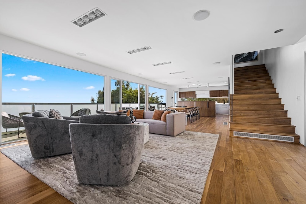 Belle Horizon - Modern Villa With Expansive Balcony and Views