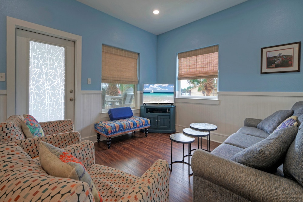 Leave of Absence Luxe Coastal Stay w Pool Outdoor Dining Minutes to Beach