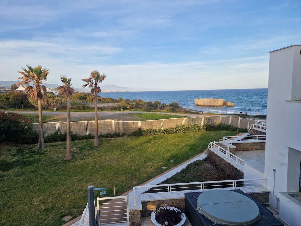 Captivating 2-bed Apartment First Line Beach view 3