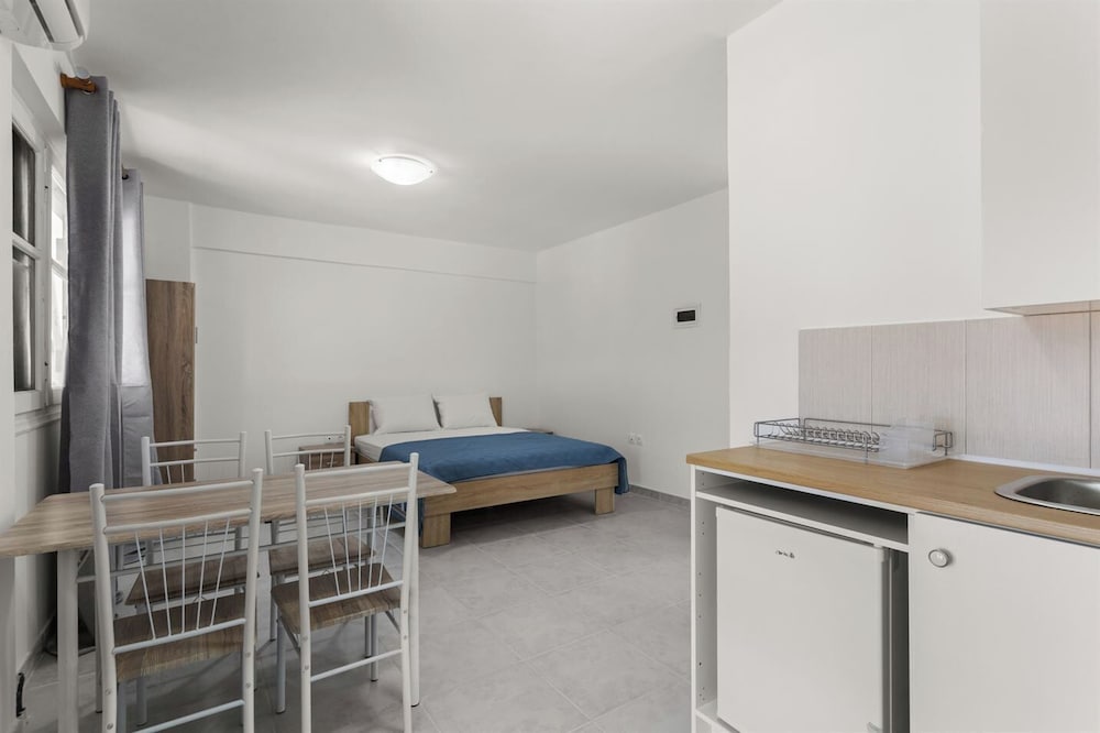 Nikolas Apartments