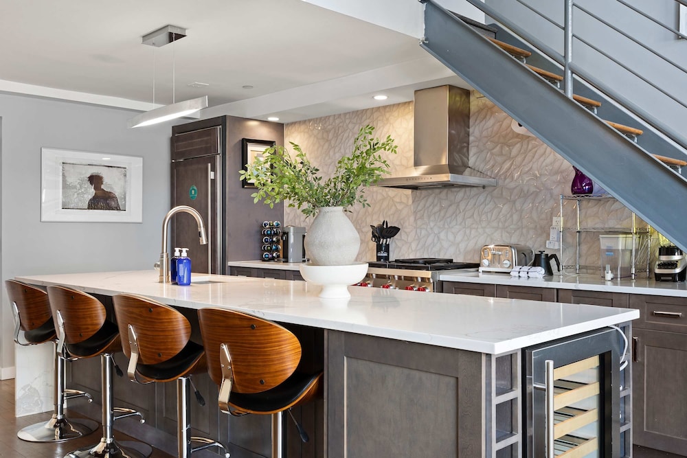 Dekalb by Rove Travel Duplex Loft w Terrace