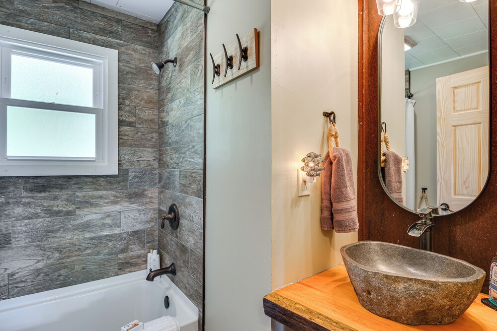 Fishing & Boating Paradise: St Lawrence River Home