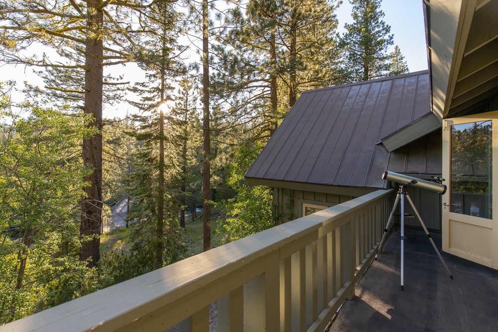 Everett by Avantstay 5mins to Palisades Tahoe! w/ HOT TUB - Property Image 17
