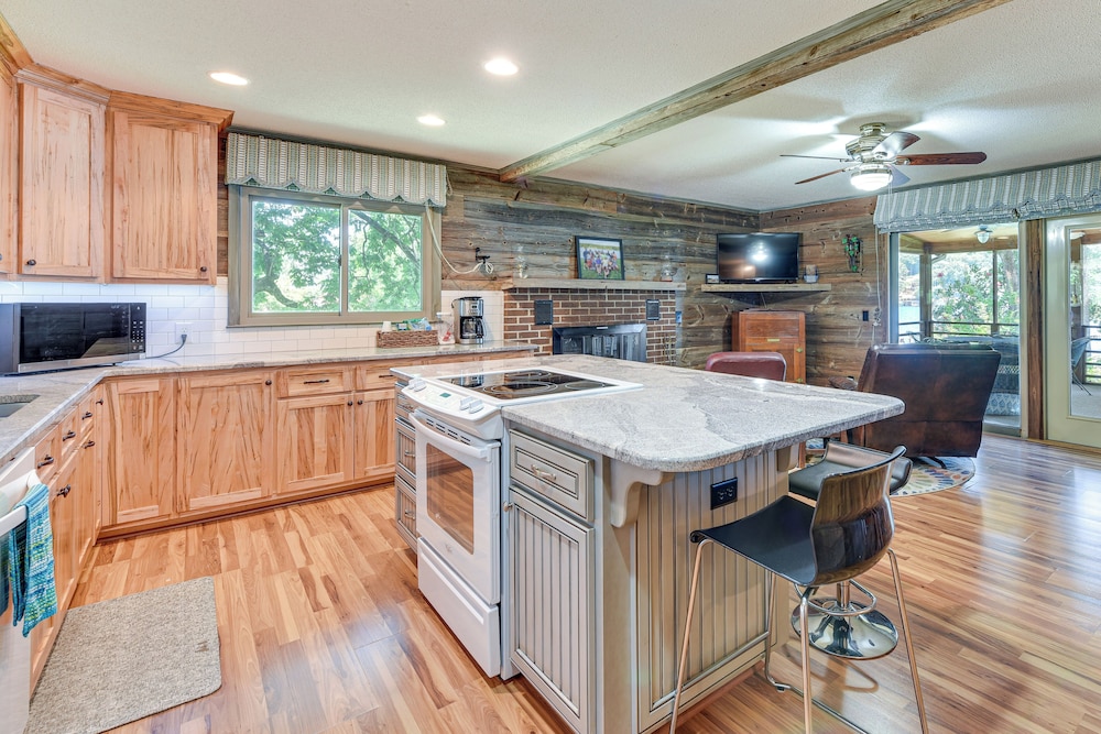 On Lake Tillery: Spacious Home w/ Screened Porch!