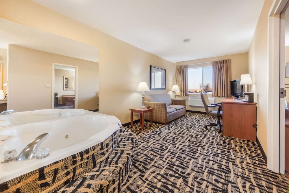 Super 8 by Wyndham Cozad view 5
