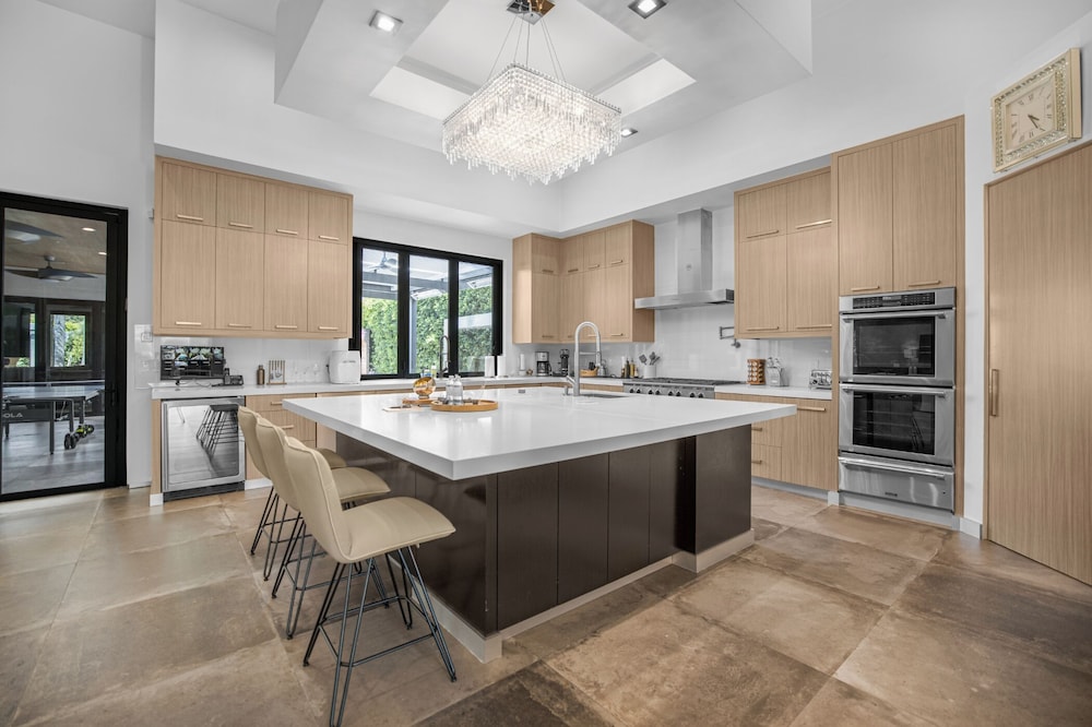 Louise Modern - Luxury Smart Estate in Encino w/ Pool, Gym & Spa
