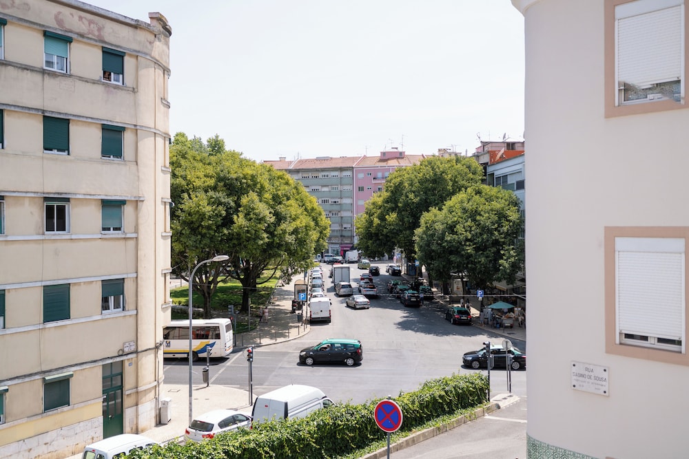 Sunny Lisbon Apartments by SoulPlaces