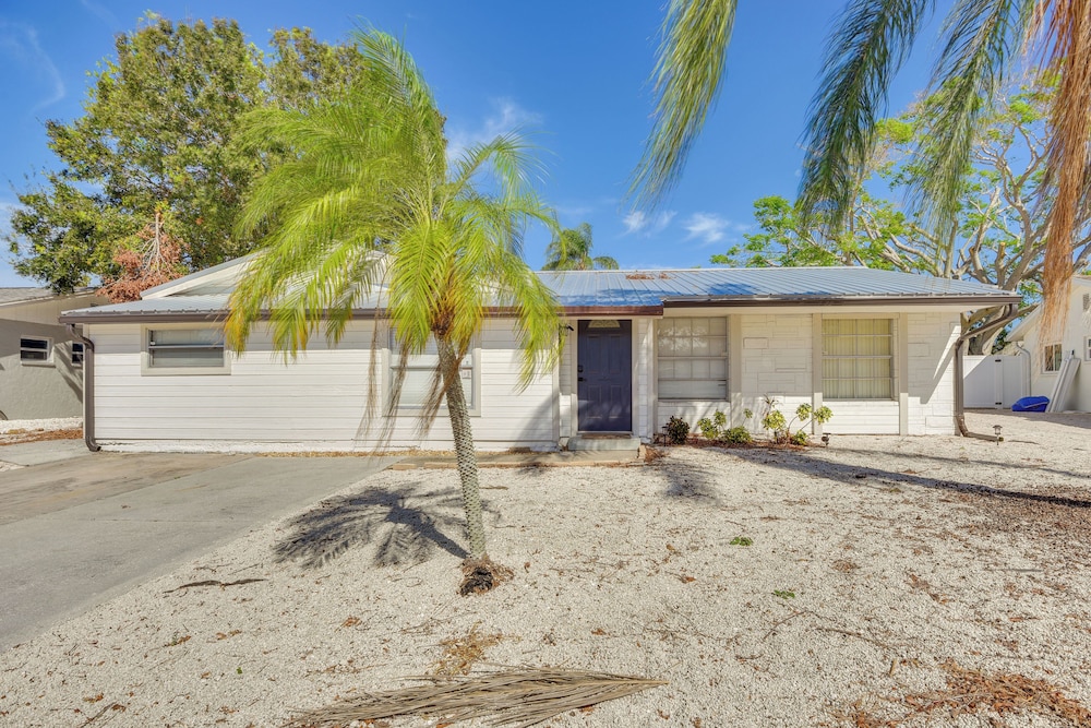 4 Mi to Riverwalk: Bradenton Home w/ Game Room