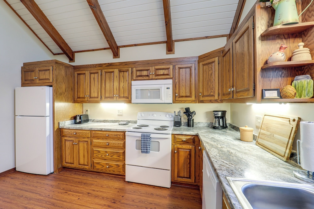 1/4 Mi to Skiing & Golf! Sugar Mountain Getaway