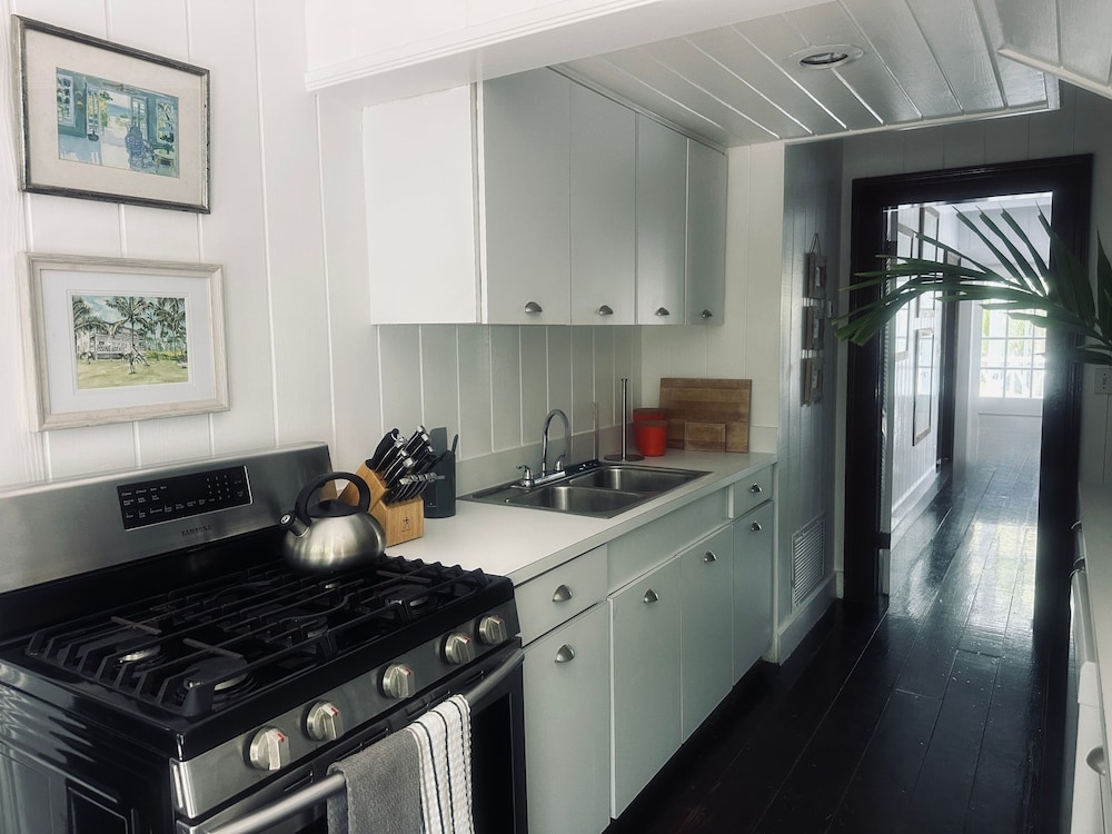Hibiscus Hill Guest House - Elegant Garden Oasis, Pink Sand Bch 4 Bedroom Home