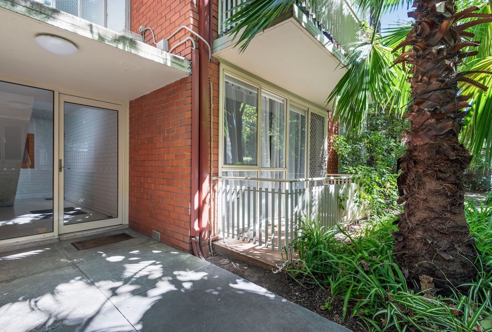 Charming Inner-city Stay- Space, Style & Location