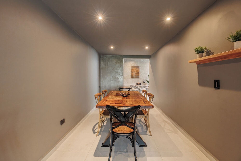 10th Street 3 Bedroom Jacuzzi & Billiard