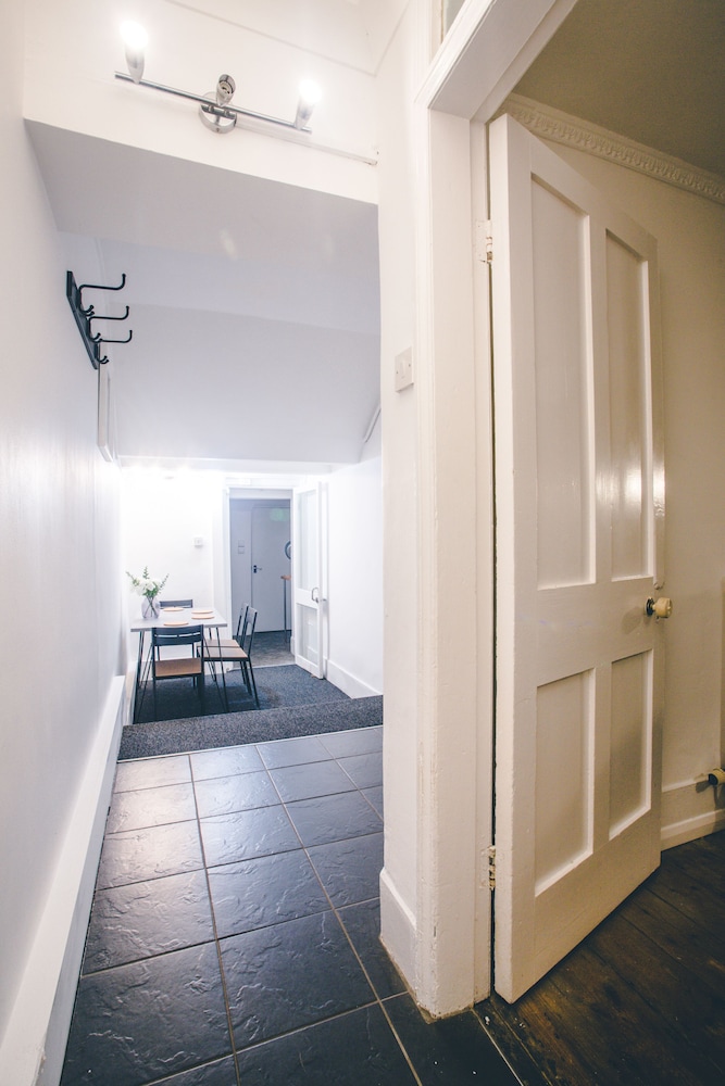 Short Stay Bristol - Pembroke Apartment view 3