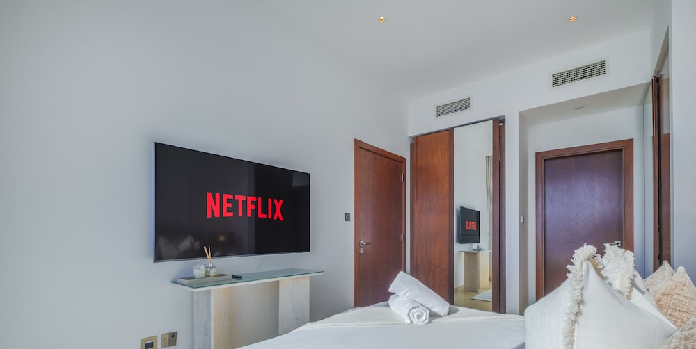 LUX The Marina Gate Sea View Suite 2