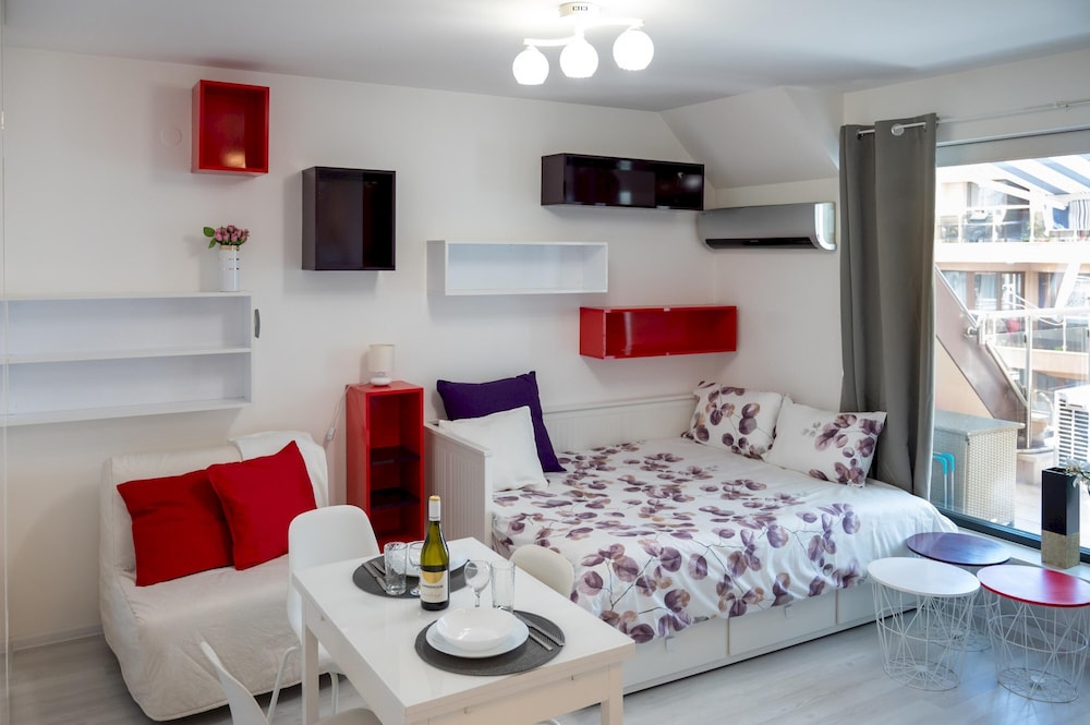 Colorful Studio With Balcony - Free Parking