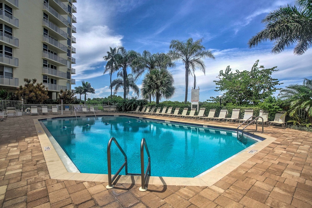 Beachfront Condo w/ Bay View in Fort Myers Beach!