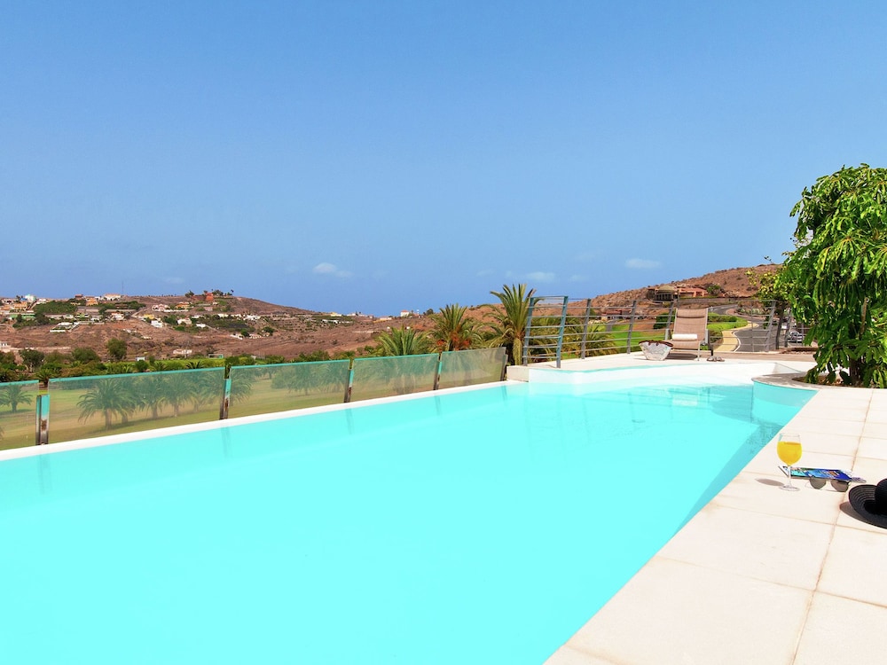 Vibrant Villa in San Bartolomé de Tirajana With Swimming Pool photo 2