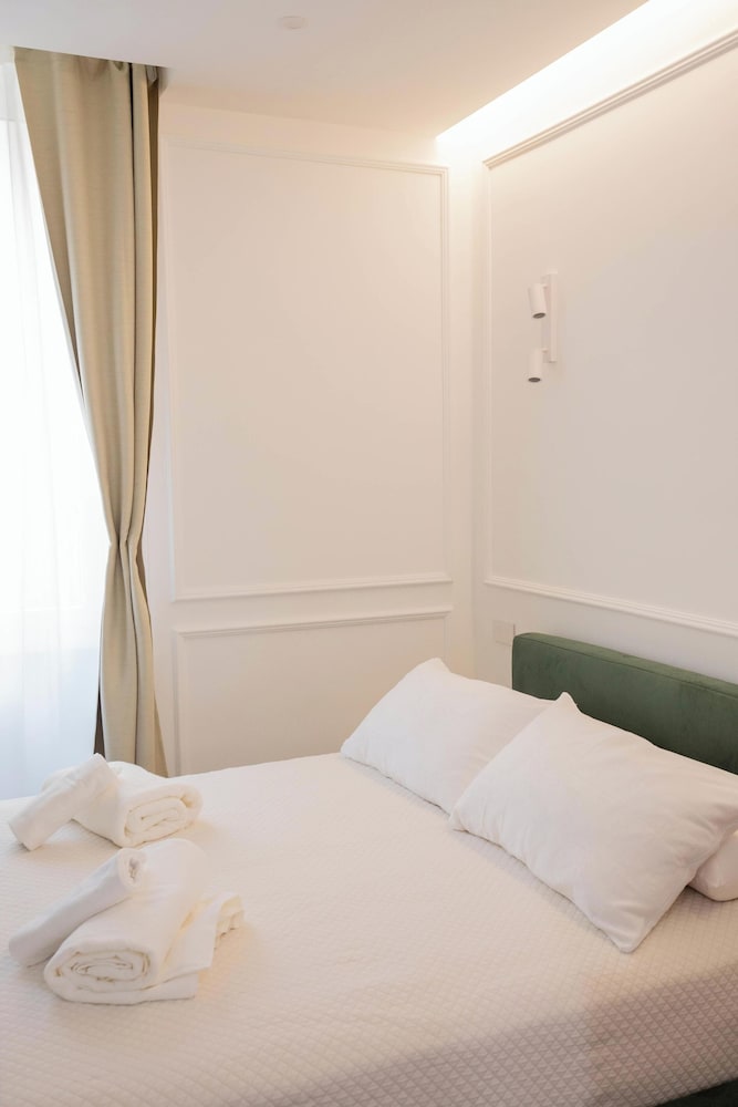 Colosseum Holidays - Luxury 3 Bedroom Apartment
