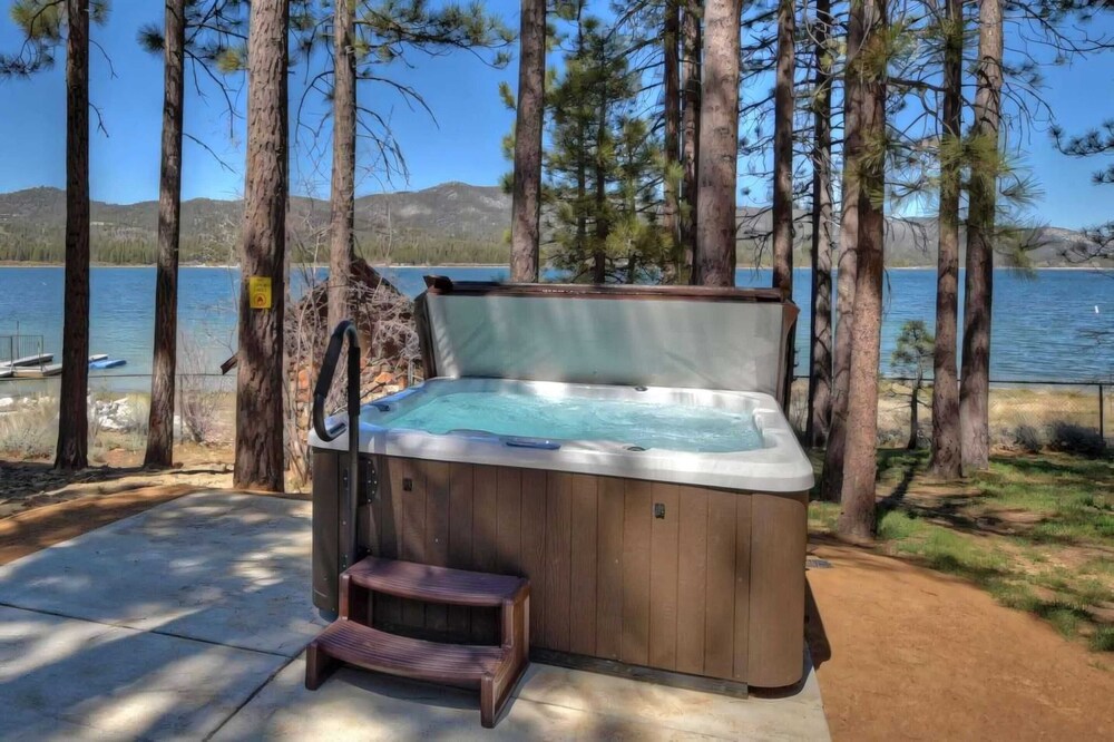 Sleeps 23 2 Homes, Lakefront, Private Dock, Hot Tub, Game Room, Swingset, View