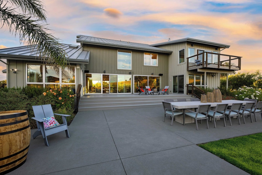 Coplan Vineyards by Avantstay 10-acre Estate w/ Pool, Spa, Bocce & Designer Interiors