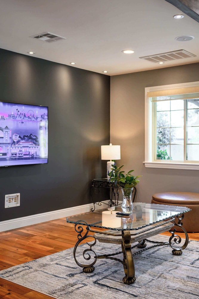 Luxury Estate With Sparkling Pool & Elegant Amenities