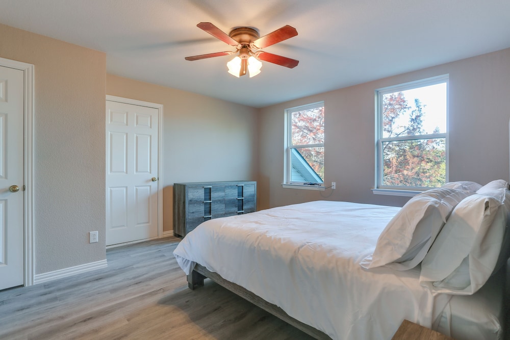 Serene 50-acre Nature Retreat Near Melissa & Anna