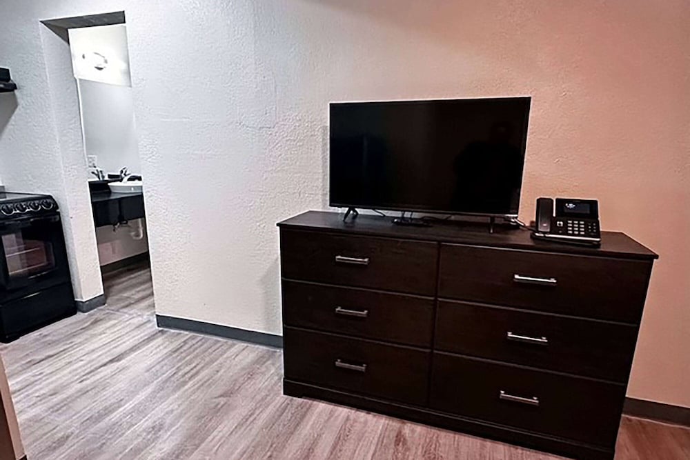 Studio City Suites, A Travelodge By Wyndham