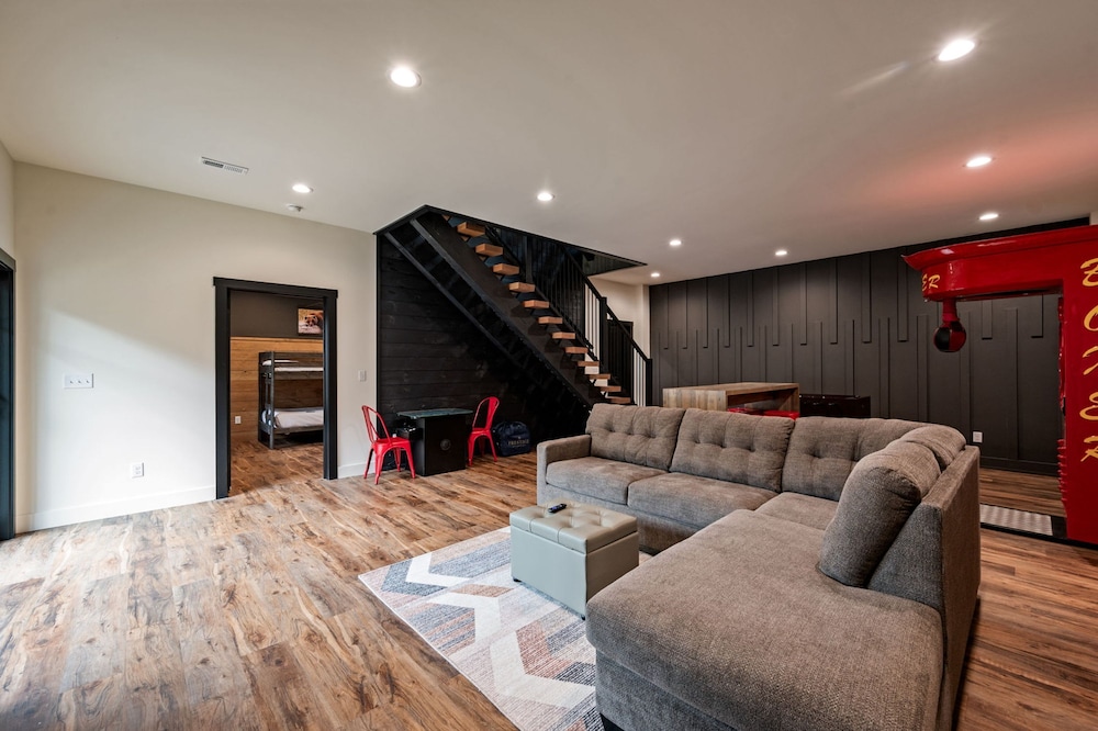 Game Room-hot Tub-10 Mins to Downtown Gatlinburg