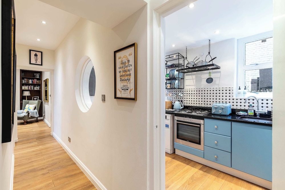 Elegant Two Bedroom Flat in Redcliffe Gardens