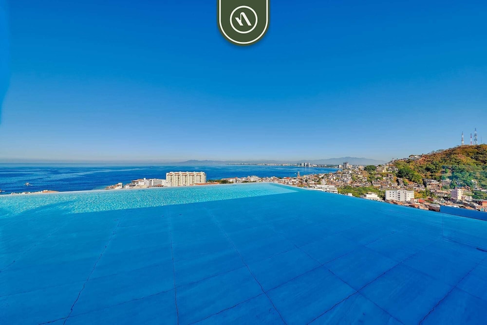 Condo With Balcony - Rooftop Pool With Ocean View