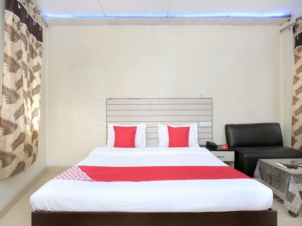 OYO 11595 Hotel Roxy