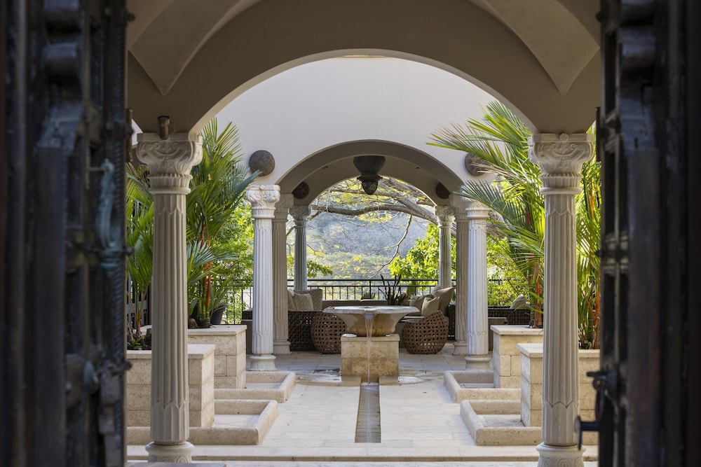 Arcos Del Mar Beachfront